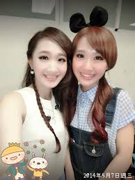 She debuted in the television series the dream of red mansions (2010). æœ±ä¿éœmiu Chu ä»Šå¤©æ™šä¸Šåˆå'Œluluä¸€èµ·å·¥ä½œå›‰ Luluå¯æ„› é«˜æ‡‰å¤§åŒå­¸è¶…é€—è¶£ ç¬'å¾—å¥½é–‹å¿ƒå•Š Facebook