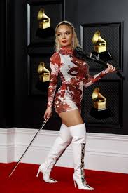 Taylor swift performed a medley of songs from her surprise albums folklore and evermore at the 2021 grammy awards.swift is up for six awards at this year's ceremony, including album of the year. Xzlsun4o9hqexm