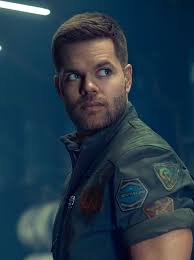 Amos Burton Is The Mechanic On The Rocinante He S An Earther Who Doesn T Like Talking About His Past But He Exude The Expanse Tv The Expanse Good Looking Men