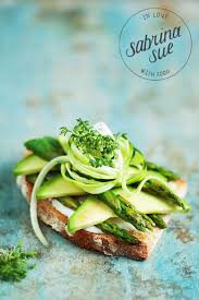 Avocado Asparagus Sandwich With Zucchini Spaghetti Aioli Food Avocado Recipes Green Breakfast