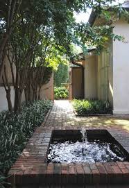 Nos jets d'eau vous éclabousseront de leur originalité ! Decoration De Jardin Avec Une Fontaine Pour Bassin Archzine Fr