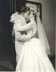 Sie ist vielfältig, praktisch, wandelbar, mal schlicht und mal elegant. 250 Brautmode Der 30er 40er Und 50er Jahre Ideen In 2021 Brautmode Braut Hochzeit