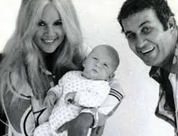 Η μαθήτρια προσπαθεί, με διάφορες μικροαπάτες, να εκδικηθεί τον καθηγητή, τελικά όμως οι δύο νέοι ερωτεύονται αλλήλους και καταλήγουν σε γάμο. Alikh Boygioyklakh Dhmhtrhs Papamixahl H Sxesh Toys Htan Tragikh Den Miloysan Kan Newsbomb Com Cy