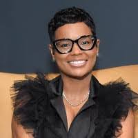 Shelly Overton's Instagram, Twitter & Facebook