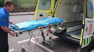 Záchranáři už na místě nebo uvnitř sanitky. Video Straznici Upravili Vyslouzilou Sanitku Vozi V Ni Na Zachytku Opilce Idnes Cz