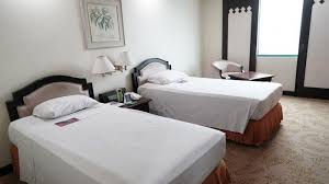 Beberapa hotel bintang 5 di jakarta yang memenuhi syarat bisa menerima tamu untuk karantina mandiri.karantina yang diterima oleh bintang 5 yang sudah memenuhi syarat adalah karantina wajib 5 hari yang diharuskan oleh pemerintah bagi tamu asing yang baru saja masuk ke indonesia. Ini Daftar Hotel Di Indonesia Yang Digunakan Untuk Petugas Medis Covid 19 Tribunnews Com Mobile