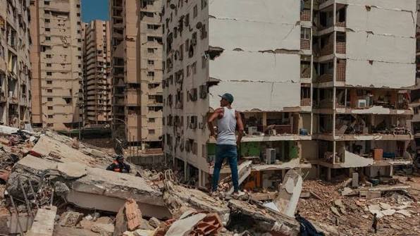 Foto:Hallan con vida a joven tras casi una semana bajo escombros en Venezuela/Cortesía