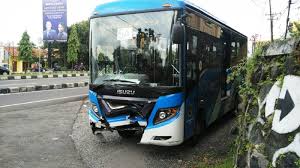 Mita trans jogja memberikan pilihan transportasi terbaik kepada anda yang membutuhkan sewa bus medium 30 seat dan bus medium 50 seat di jogja sewa bus medium 30 seat mita trans jogja memberikan kenyamanan untuk tim wisata yang terdiri dari 30 orang, sedangkan sewa bus 50 seat. Seorang Pengendara Motor Bertabrakan Dengan Bus Trans Jogja Di Depok Tribun Jogja