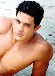 Alejandro Larez's Instagram, Twitter & Facebook