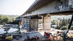 Bei bauarbeiten an der salzbachtalbrücke waren dermaßen schwere fehler gemacht worden, dass die zahl der fahrstreifen aus sicherheitsgründen von drei auf zwei reduziert wurde. Kvqefn3mczhhum