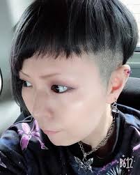 tomoさんはinstagramを利用しています 髪型変えました 黒にして久々に前髪も作って 前にもこんな感じにしてたけどまたしてみました 春なのに色暗くするとか 人と逆のことしがちです ひねくれてます笑 最近の息子は 食欲旺盛で食べてる時本当幸せそうなところが