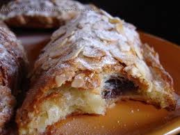 Croissants Aux Amandes Parfumes Au Rhum Les Delices D Helene Dessert Alimentation Croissant Aux Amandes