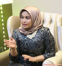 He was the 12th menteri besar (chief minister) of selangor, malaysia, from 1997 to 2000. Sunshine Kelly Beauty Fashion Lifestyle Travel Fitness 1001 Boss Vend Dpukm Entrepreneurs Search Is On
