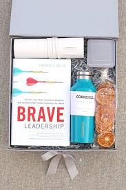 How To Create The Best New Employee Welcome Kit Corporate Gifts Employee Gifts Company Gifts