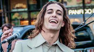 Måneskin is an italian rock band from rome, consisting of lead vocalist damiano david, bassist victoria de angelis, guitarist thomas raggi, and drummer ethan torchio. Damiano David Dei Maneskin Svelato Il Passato Segreto Del Cantante