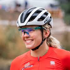 Compare riders MAXWELL Samara vs CUTHBERT Zoe