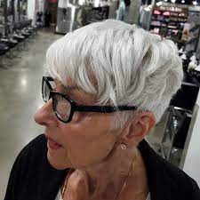 Wenn du lust auf eine kleine veränderung hast, dann stellen wir dir jetzt frische looks vor, die frauen ab 50 besonders schmeicheln. 22 Junger Machende Frisuren Fur Dunnes Haar Ab 50 Frisuren Fur Dunnes Haar Ab 50 Viele Frauen Kurzhaarfrisuren Freche Kurzhaarfrisuren Frisuren Dunnes Haar