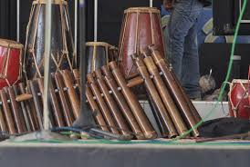 Penjelasan mengenai alat musik jawa tengah disertai dengan gambar dan cara memainkannya. Alat Musik Calung Khas Kuningan Jawa Barat