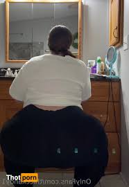 Thicckandy bending for her fans