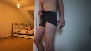 ฉันช่วยตัวเองในขณะที่ดูเพื่อนร่วมห้องกำลังคร่อมบนเตียงของฉัน