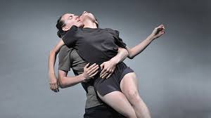 Un film de tomer heymann l'histoire fascinante d'ohad naharin, célèbre chorégraphe de la batsheva dance company, dont les performances dégagent une puissance et portrait en forme de puzzle du chorégraphe israélien de renommée internationale ohad naharin, dit «mr gaga», nom du langage. Mr Gaga Sur Les Pas D Ohad Naharin Mr Gaga
