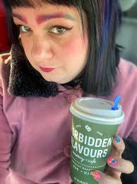 What are some reasons to send flowers to a friend who loves to travel?