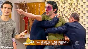 Apareceu para a cena do humor em um vídeo simulando uma. X Gosbibqxw Rm