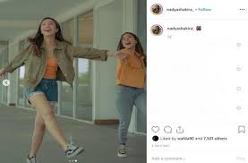 Dinda kirana juga sempat curhat bagaimana dirinya sampai mendapat kista hingga kini harus menjalani operasi. Susah Dibedain 5 Potret Dinda Kirana Nadya Shakira Yang Mirip Banget Matamata Com