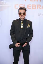 Đàm vĩnh hưng là nhân vật rần rần không kém giữa lúc mỹ tâm công khai mối quan hệ với mai tài lý do đơn giản, bởi trong suốt sự nghiệp ca hát, đàm vĩnh hưng không ít lần bày tỏ tình yêu. Cac Fans Bup Be Gia Ho Reo Mau Lá»­a Khi Ä'am VÄ©nh HÆ°ng Nháº­n ThÆ°á»Ÿng