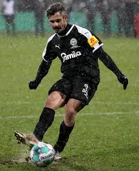 Mit einiger verspätung fährt der fc bayern münchen zu holstein kiel. Okrkdpp D5m5sm