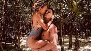La cantante ha descritto così il suo post: L Ultimo Bacio Su Instagram Tra Giulia E Gollini Giulia Provvedi L Altra Donatella E Il Rapporto Con Gollini Virgilio Sport