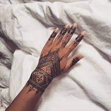 White paint henna on skin. Selfmade Henna Hennatattoo Hennadesign Mendhi Instagood Rihanna Tattoo Bremen Hamburg Hann Pretty Hand Tattoos Henna Tattoo Hand Rihanna Hand Tattoo