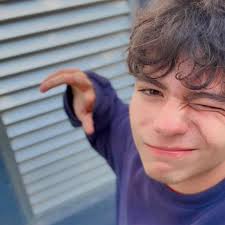 Tirando factos hasta que se acabe el año, día 10: Todas las canciones de  Victor Mendivil son iguales, mismo flow y beats parecidos, las unicas que  se sienten diferentes son "Mejores Jordan"