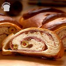 El Pan De Jamon Venezolano Consiste En Una Masa Dulzona Suave Y Esponjosa Que Enrolla En Su Interior J Pan Con Jamon Receta Pan De Jamon Pan Artesanal Recetas
