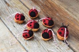 Ladybug In Einer Walnussschale Nadel Felted Christmas Ornament Herbstbastelprojekte Basteln Fruhling Filz Und Filzen Mit Kindern