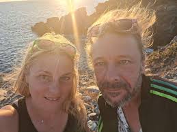 In tijd van nacht en duisternis, is licht een groot gemis. Is het eigenlijk  niet heel raar om maar één keer per jaar, aan een ander te denken en  diegene wat meer