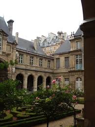 Le Musee Carnavalet Consacre A L Histoire De Paris Et De Ses Habitants Conserve Des Collections Qui Histoire De Paris Manoir Campagnard Anglais Et Musee Carnavalet