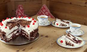 Deutschland ist nicht nur berühmt für gutes brot, bier und bratwurst, sondern auch für köstliche kuchen. Willkommen In Deutschland Kaffee Und Kuchen Mit Schwarzwalder Kirschtorte