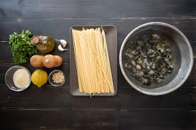 In una capace padella mettere l'olio, il trito e farlo appena soffriggere a fiamma dolce facendo molta attenzione a che l'aglio non bruci. Spaghetti Con Le Vongole Pesto Di Prezzemolo E Mollica Atturrata Ricetta