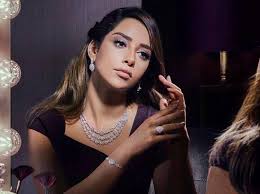 كتبت الفنانة اليمنية بلقيس فتحي عدة عبارات غامضة عبر حسابها الرسمي على تطبيق إنستغرام، مما أثارت الجدل حول طلاقها أو ترويجها لعمل غنائي جديد. Ø¨Ø§Ù„ØµÙˆØ± Ø¨Ù„Ù‚ÙŠØ³ ØªØ«ÙŠØ± Ø§Ù„Ø¬Ø¯Ù„ ÙˆÙ…Ø§ Ø­Ù‚ÙŠÙ‚Ø© Ø­Ù…Ù„Ù‡Ø§ Ù…Ø¬Ù„Ø© Ø³ÙŠØ¯ØªÙŠ