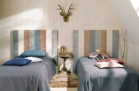 Chambre D Enfants Lits Jumeaux Ambiance Apaisante Avec Le Bois Parement Brut De Sciage Au Mur Et E Chambre Lit Jumeaux Parquet Bois Massif Chambre Enfant