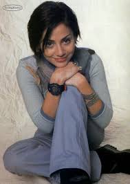 Birbirine aşık ve masanın üzerine kafalarını dayayıp el ele tutuşan rosromantik bir genco çift ve onların çevresindeki kızlı. Natalie Imbruglia Fan Album