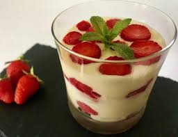Tiramisu Aux Fraises Les Chats Gourmets Recettes De Cuisine Recipe In 2020 Gourmet Recipes Summer Snacks Food