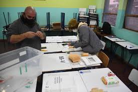 Ahora, las mesas serán compuestas por cinco vocales, aunque una mesa podrá funcionar sólo con tres de estos para revisar si fuiste designado como vocal de mesa se debe ingresar al sitio web del servicio electoral (servel), específicamente a servel elecciones primarias 2020. Hasta El Jueves Se Pueden Presentar Las Excusas Todo Lo Que Debes Sobre Los Vocales De Mesa Para Las Primarias Presidenciales Duna 89 7 Duna 89 7