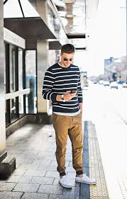 Look Calça Jeans Com Elastico Na Perna Men S Casual Triped Sweater Khaki Joggers White Vans Moda Masculina Casual Moda Masculina Calca Jogger Masculino