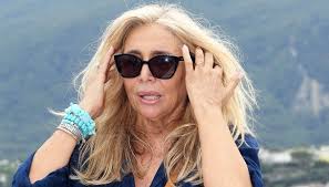 Mara venier è una conduttrice televisiva, attrice e opinionista italiana. Mara Venier Furiosa Su Instagram Abbi Rispetto Grandissima Str Ta