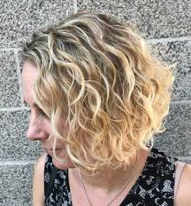 In sachen pflege liebt es lockiges haar besonders reichhaltig. 20 Frisuren Fur Dunne Lockige Haare Die Einfach Unglaublich Aussehen Aussehen Dunne Frisuren Fur Dunne Lockige Haare Lockige Haare Lockige Haare Schneiden