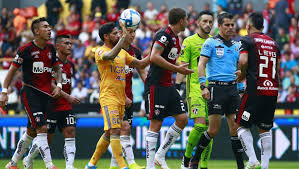 Jugadores de tigres uanl y atlas disputan una pelota. Tigres Vs Atlas Horario Canal De Transmision De Tv Streaming Online Y Posibles Alineaciones 90min