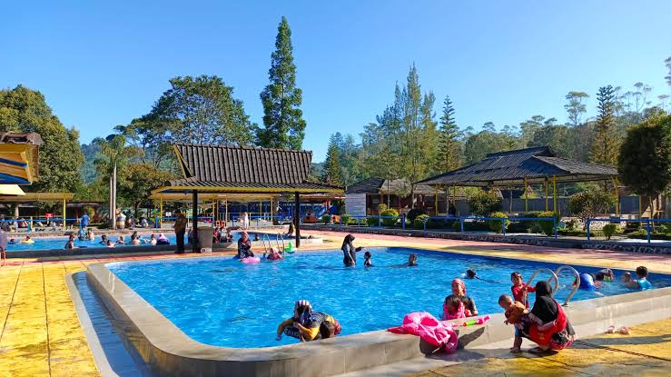 Pengunjung berendam di Pemandian Air Panas Ciwalini, Ciwidey.