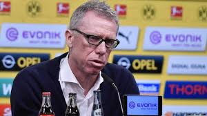 Ele foi demitido em 3 de dezembro de 2017. Borussia Dortmund Sack Peter Bosz Peter Stoeger Takes Over As Head Coach Football News Hindustan Times